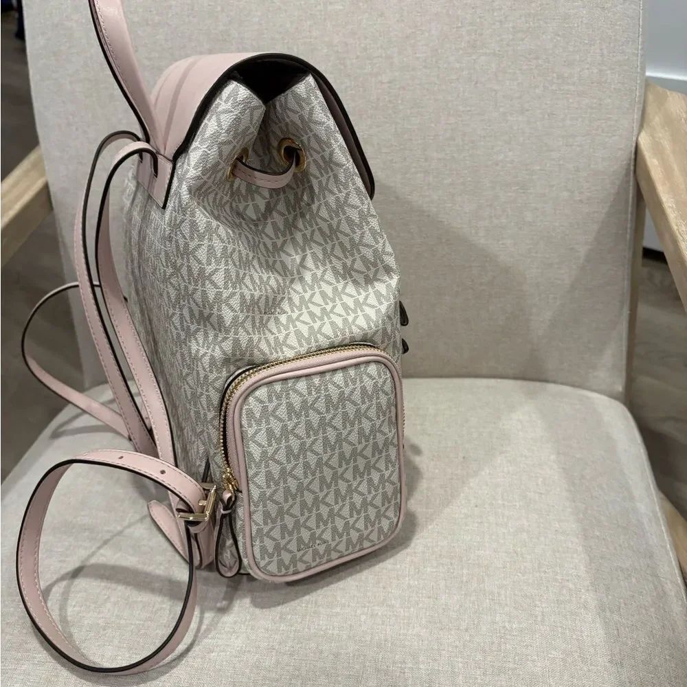MICHAEL KORS
Jet Set Large Logo Backpack - Picture 6 of 9